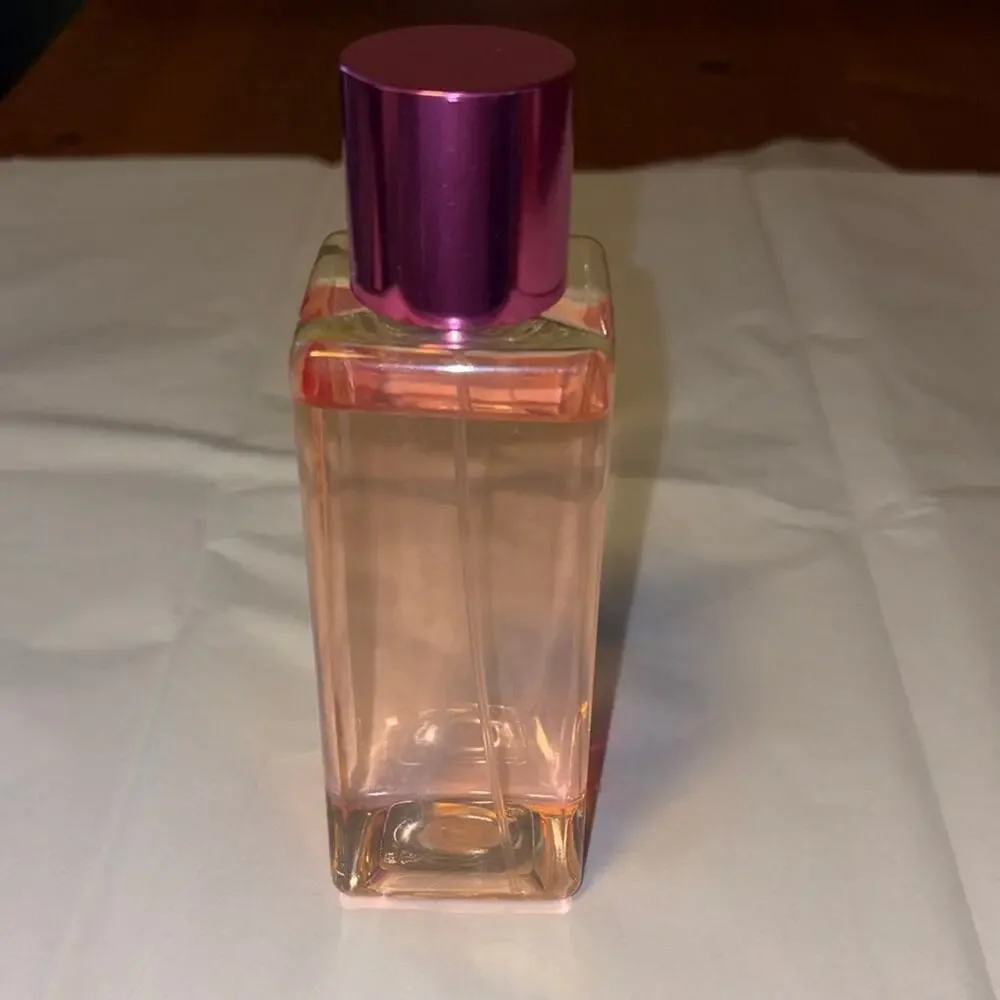 Victoria’s Secret HOT FOR PINK Body Mist 8.4 oz Wild Berry and Honeysuckle
